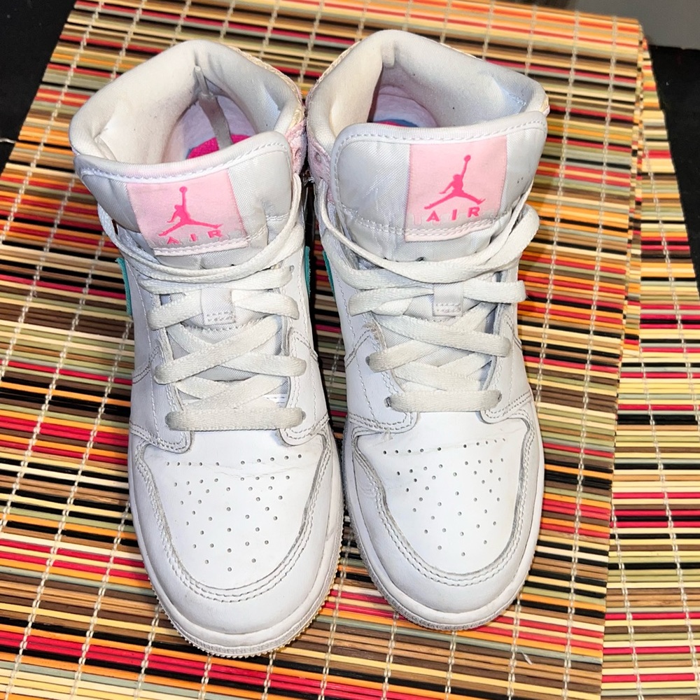 Kids Jordan Mids - Picture 2 of 4